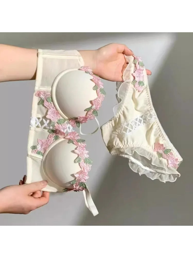YUQI Vintage Floral Lingerie Set Cream Lace Bralette, Retro Push Up Bra for Small Bust Women Pure & Sensual Embroidered Wireless