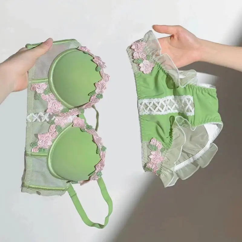 YUQI Vintage Floral Lingerie Set Cream Lace Bralette, Retro Push Up Bra for Small Bust Women Pure & Sensual Embroidered Wireless