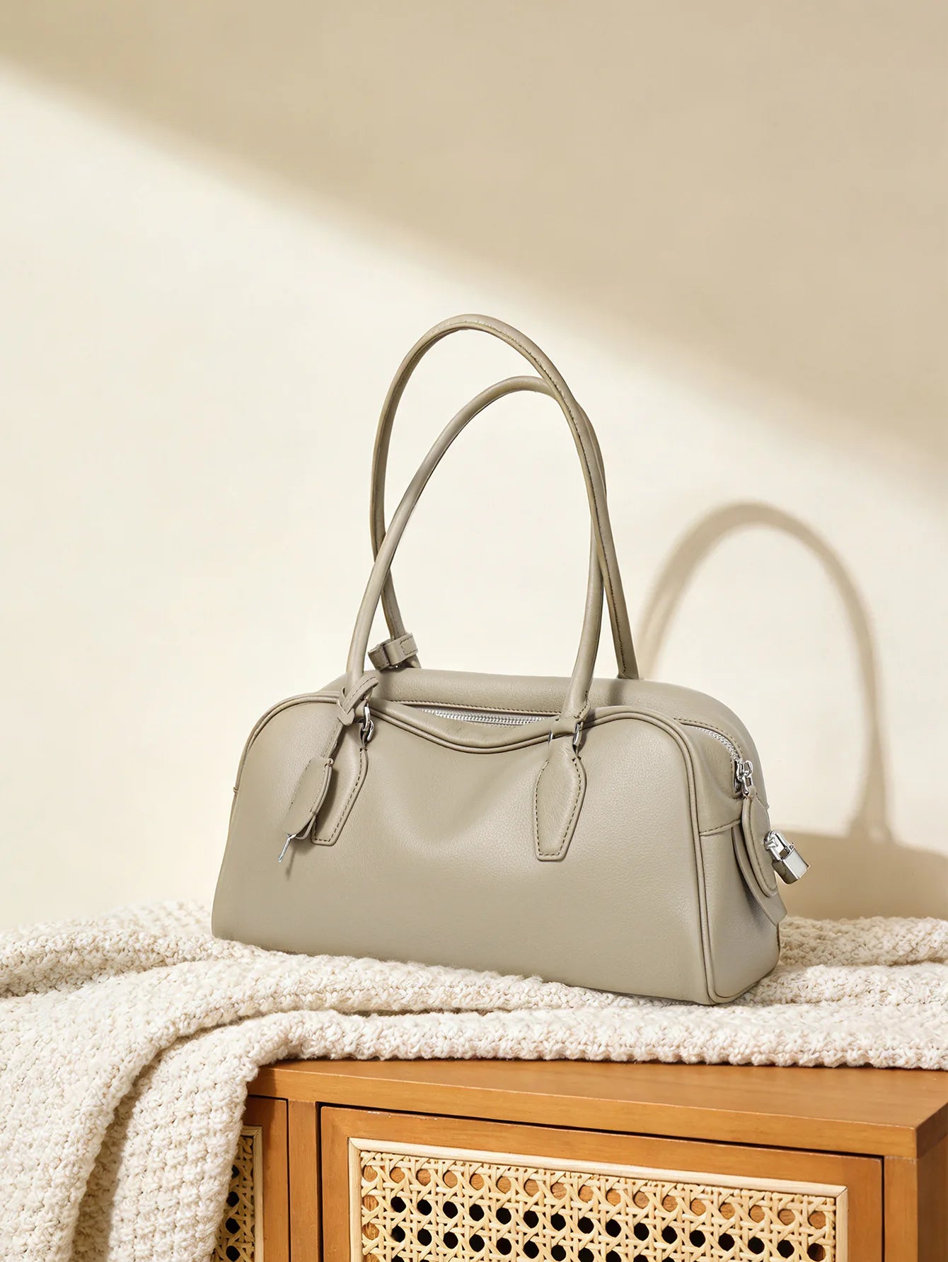 Genuine Leather Ew India Long-Handle Bowling Bag, New Niche Luxury Style Handbag, Crossbody Bag