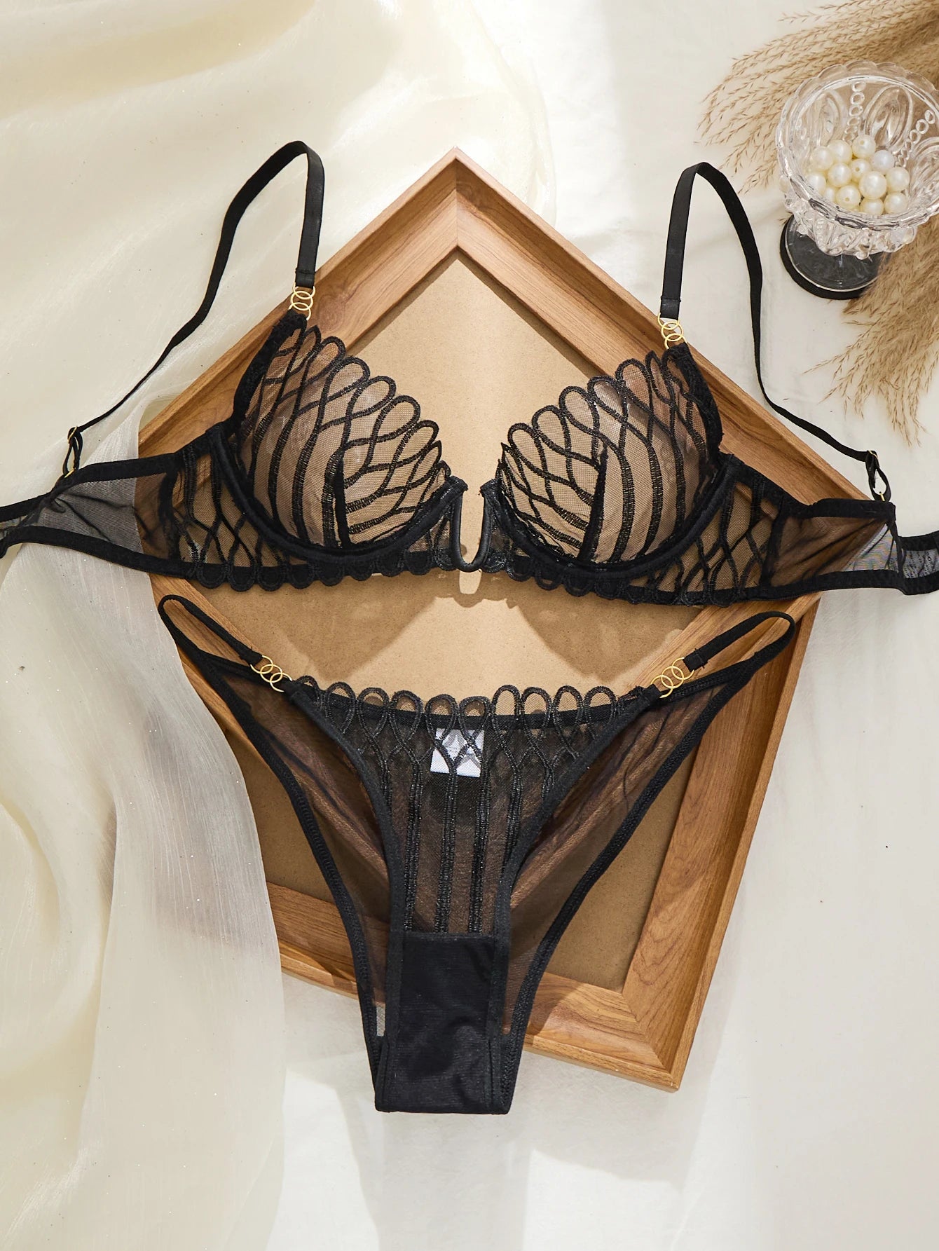 French Style Sexy Embroidered Transparent Underwear Set V-Neck Design Anti-Sagging Breathable Bra And Panties Ensemble
