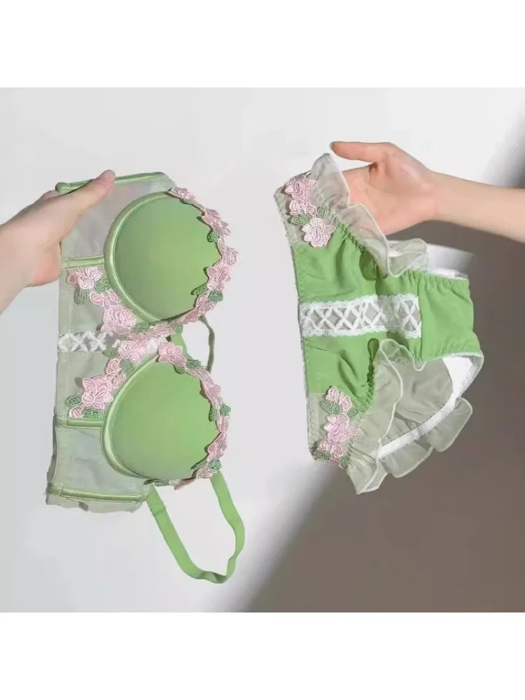 YUQI Vintage Floral Lingerie Set Cream Lace Bralette, Retro Push Up Bra for Small Bust Women Pure & Sensual Embroidered Wireless