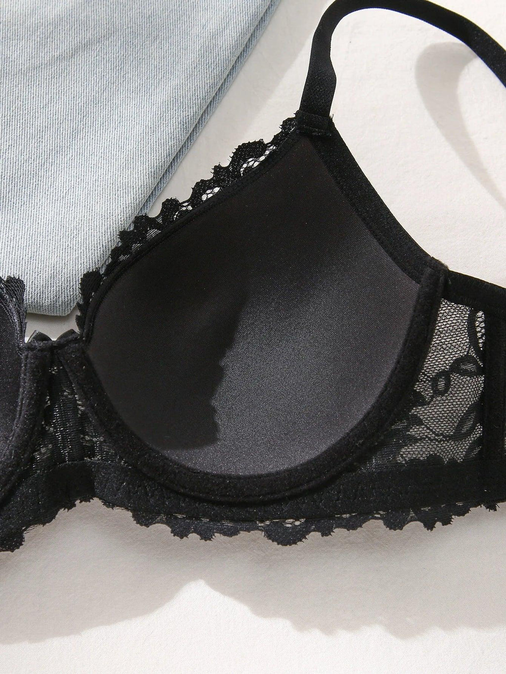 lace-trimmed-colour-blocked-breathable-adjustable-strap-push-up-bra-7235855 - Easydrop